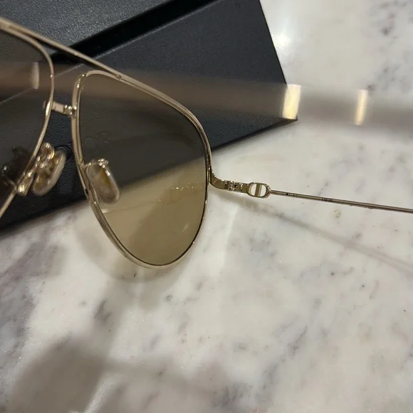Christian Dior sunglasses

DIOR EverDior A1U polarized glasses! Smoke n gold - Picture 3 of 6